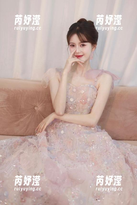 Pia (피아)红裙风情万种：感受每一张原图与照片中的气质与韵味